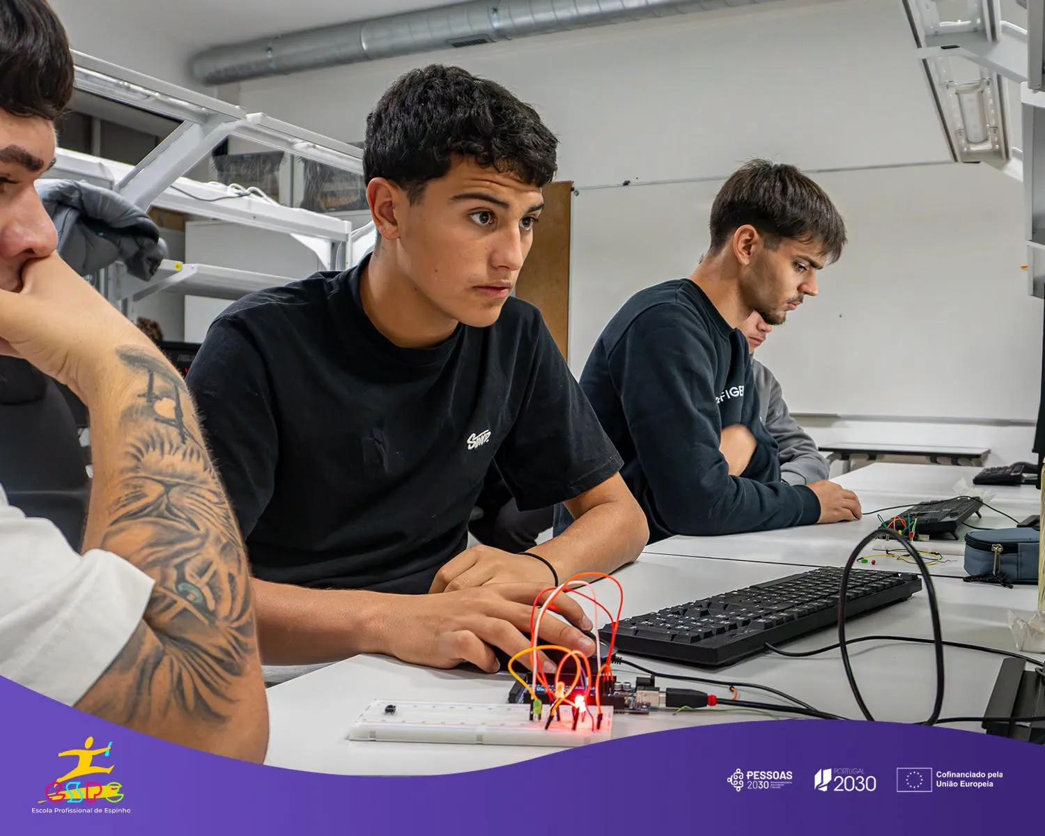 Galeria: Alunos/as de Mecatrónica Exploram a Programação de Microcontroladores no Laboratório INDÚSTRIA 4.0 — imagem 2