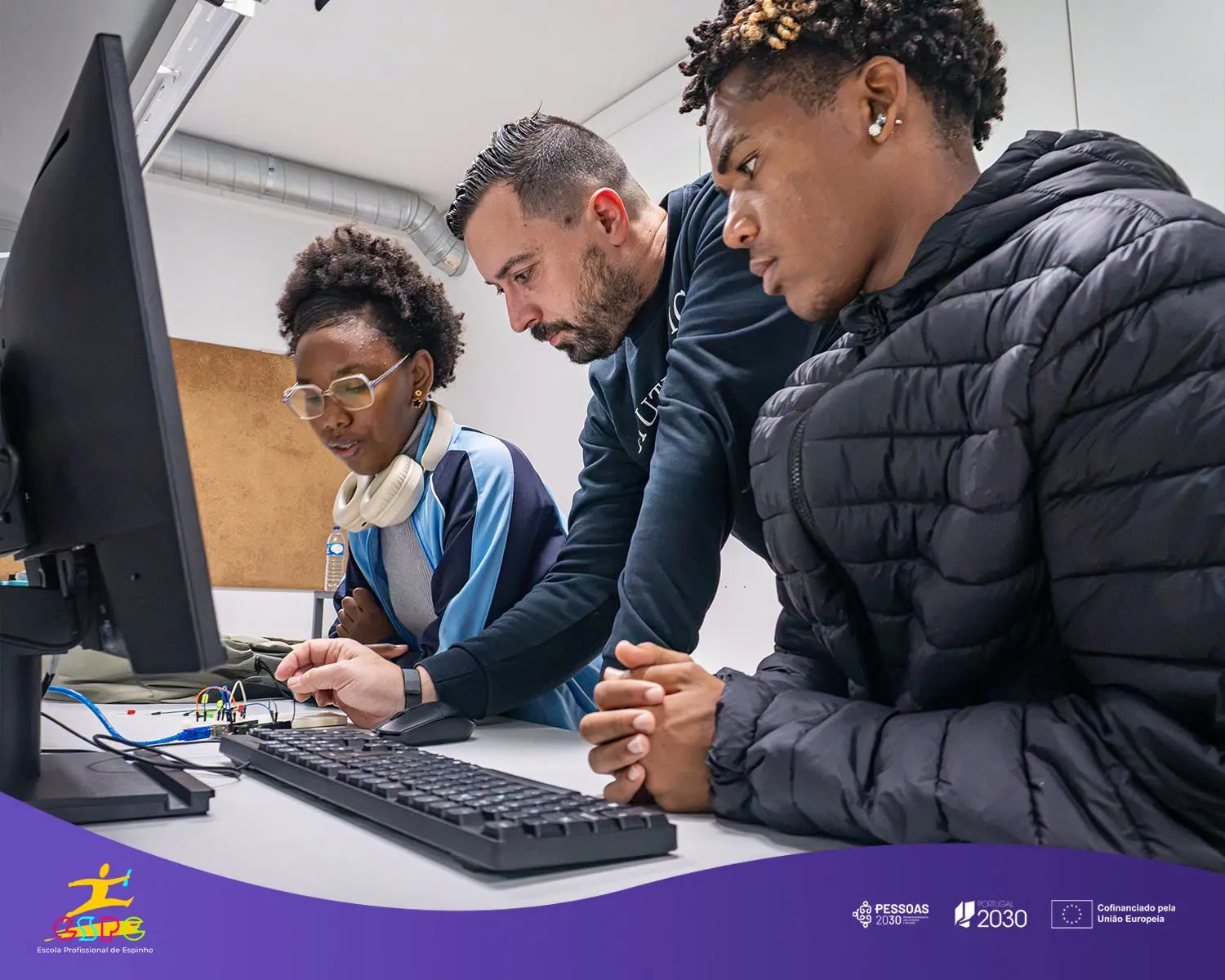 Alunos/as de Mecatrónica Exploram a Programação de Microcontroladores no Laboratório INDÚSTRIA 4.0