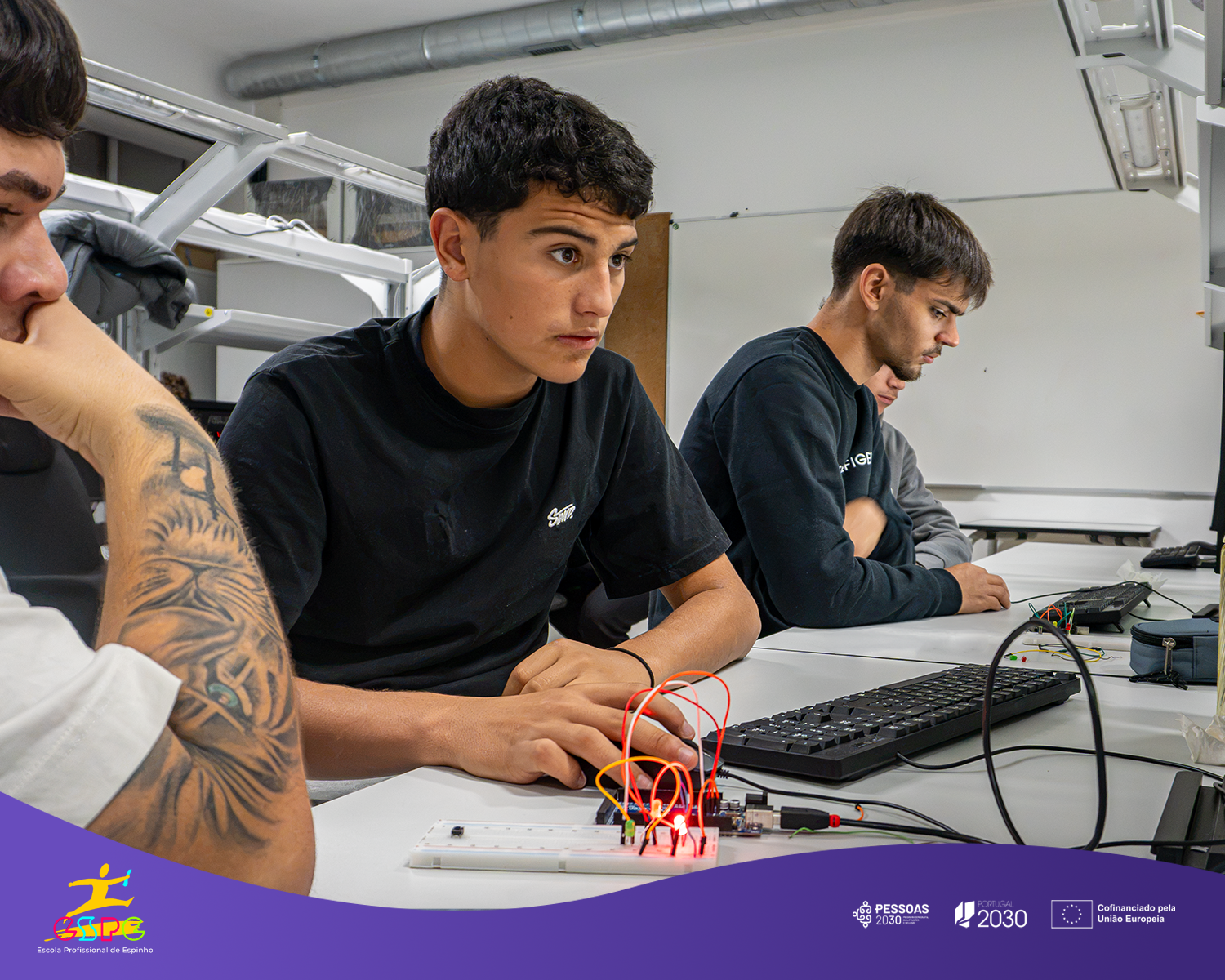 Alunos de Mecatrónica trabalham com circuitos e computadores no laboratório da ESPE