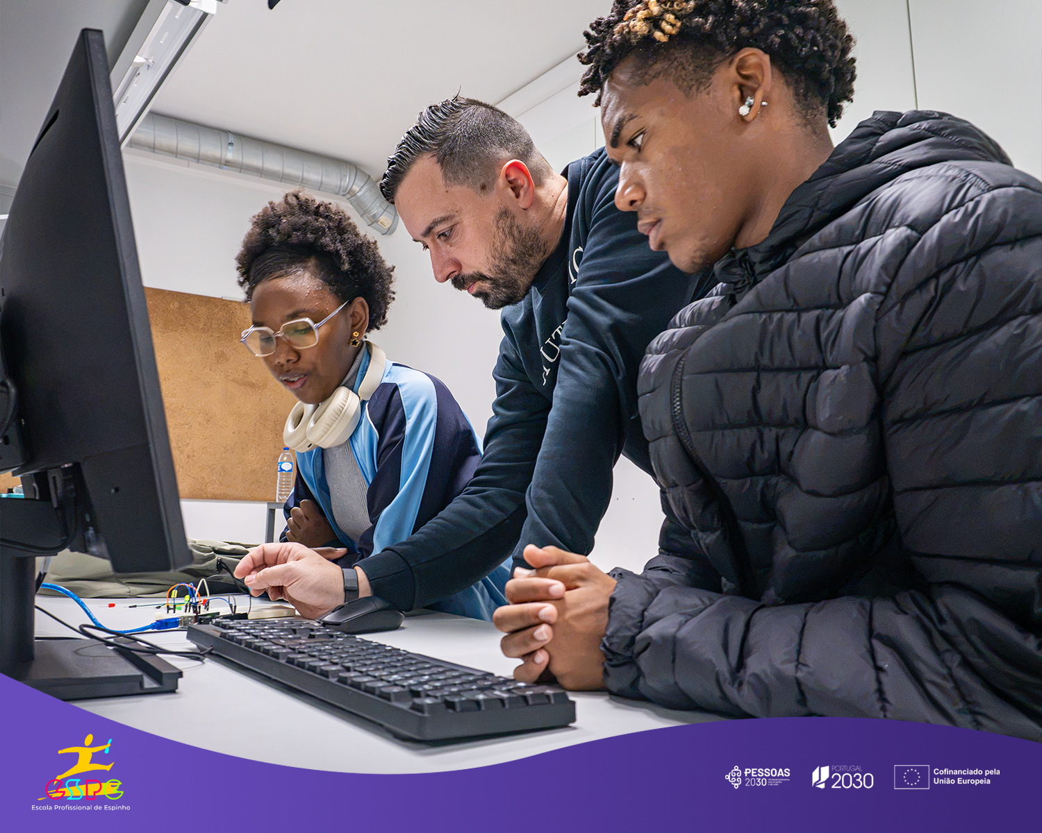 Alunos/as de Mecatrónica exploram a programação de microcontroladores no Laboratório INDÚSTRIA 4.0