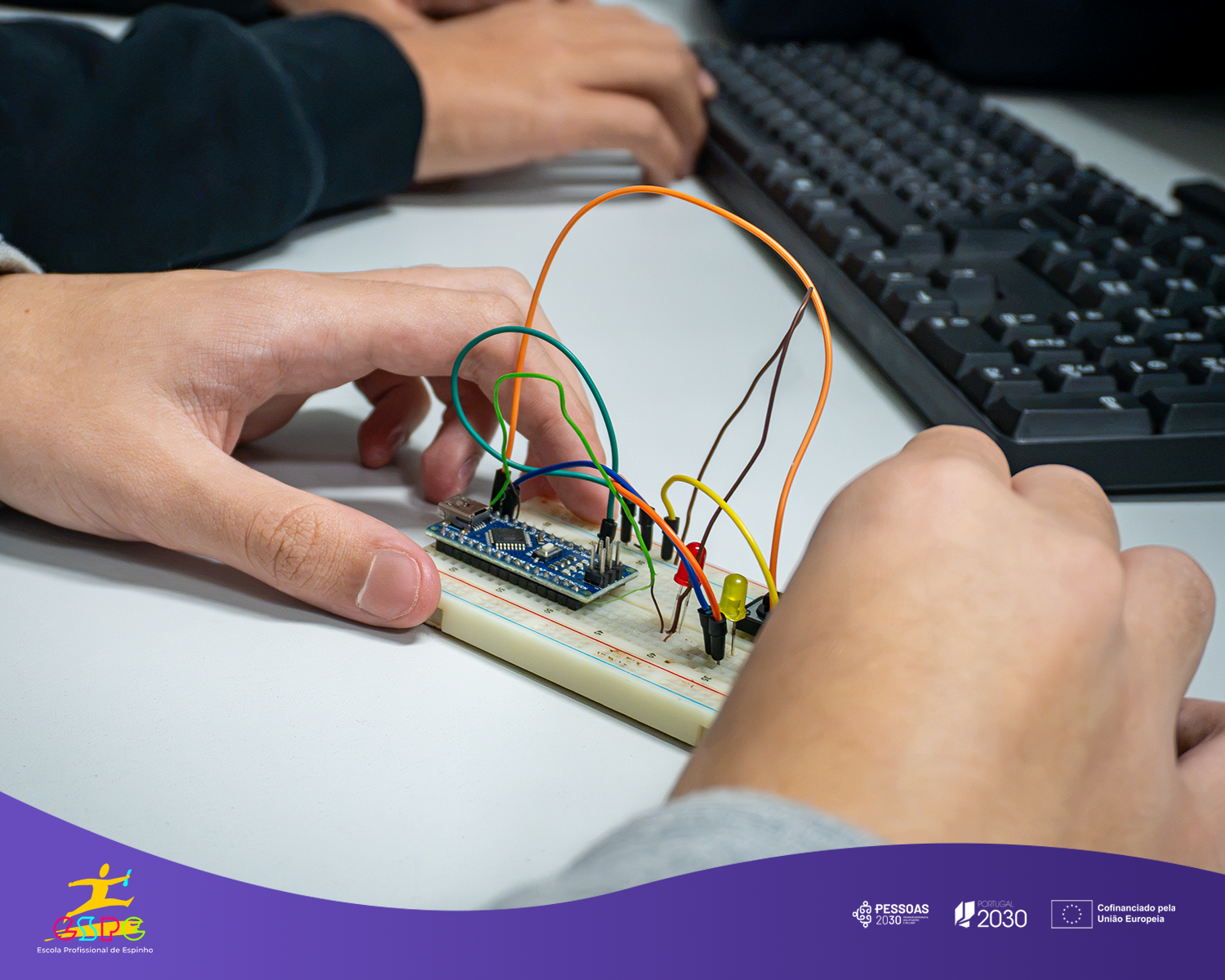 Pormenor de um microcontrolador ligado a LEDs numa placa de ensaio